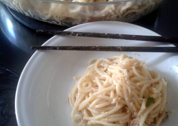 Simple Way to Prepare Ultimate Spicy Spaghetti With Tuna and Lime leaves