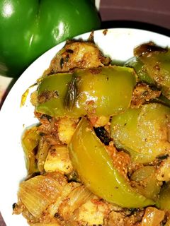 शिमला मिर्च, आलू, टमाटर की सूखी सब्जी (shimla mirch, aloo tamatar ki sukhi sabzi recipe in Hindi) रेसिपी मुख्य फोटो