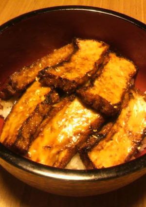 A picture of Fake Eel Rice Bowl with Atsuage Tofu.