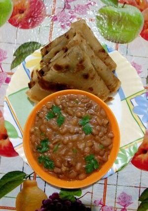 A picture of Stewed Beans with Chappatis.