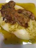 Presa con mojo verde, sobre lecho de puré de patatas