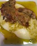 Presa con mojo verde, sobre lecho de puré de patatas