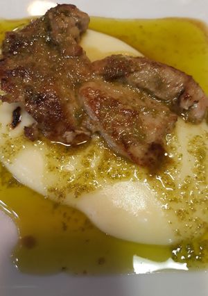 Una foto de Presa con mojo verde, sobre lecho de puré de patatas