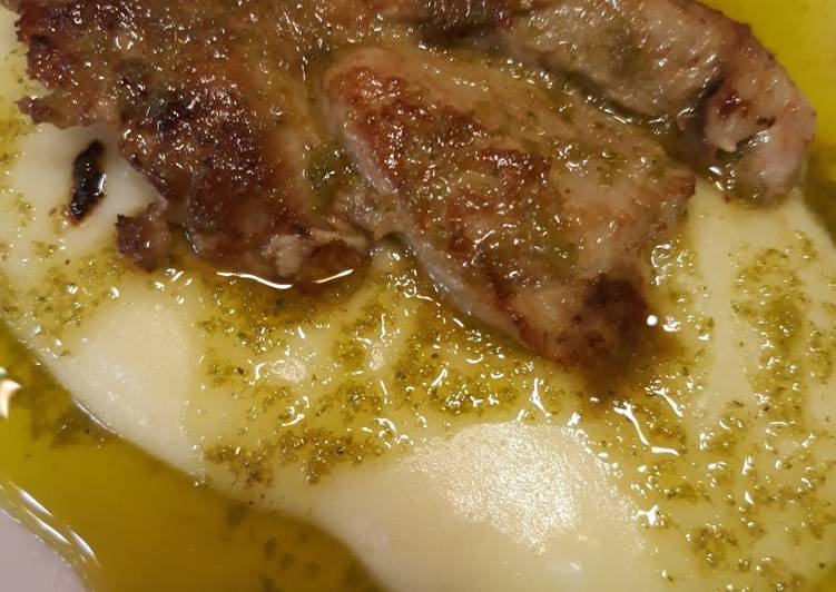 Presa con mojo verde, sobre lecho de puré de patatas