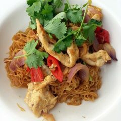 A picture of Fried Vermicelli With Chicken.