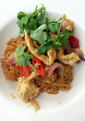 A picture of Fried Vermicelli With Chicken.