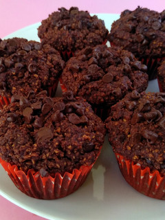 Una foto de 🧁Muffins de chocolate🍫 y avellanas veganos