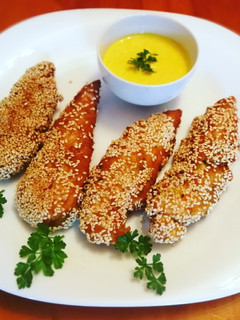 Una foto de Solomillo de pollo rebozados con salsa de lácteo al cúrcuma