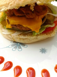 عکسی از دستور همبرگر مخصوص با سس قارچ🍔🍄🍅