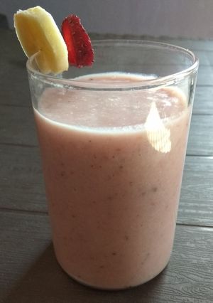 A picture of Banana strawberry milkshake.