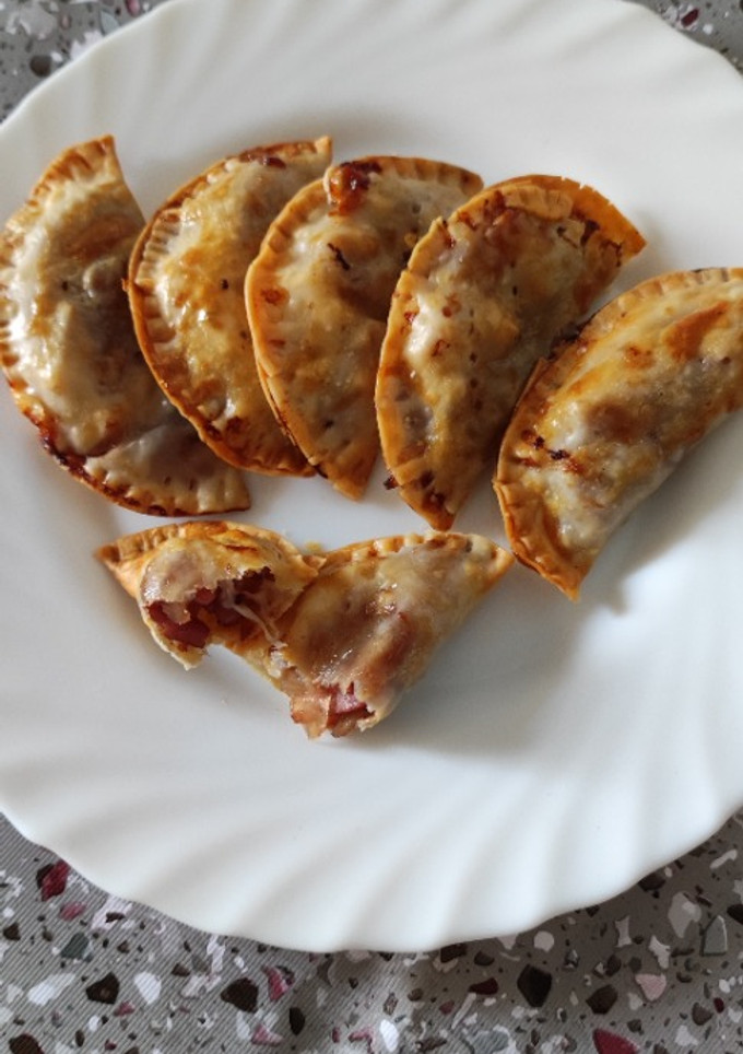 Una foto de Empanadillas de bacon, queso y cebolla, con mermelada de frutos silvestres