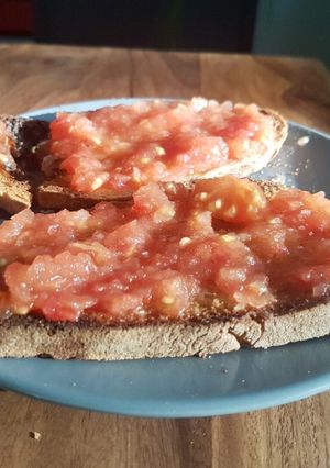 Une photo de Pan con tomate
