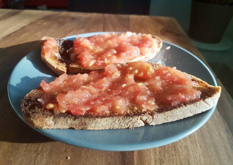 Pan con tomate