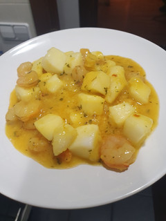 Una foto de Sepia y gambas en salsa
