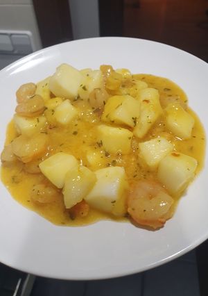Una foto de Sepia y gambas en salsa