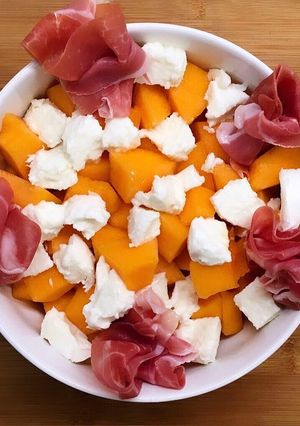 Une photo de Salade melon, mozzarella et jambon de parme