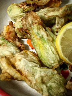 Una foto de Flores de Calabacín rellenas en Tempura
