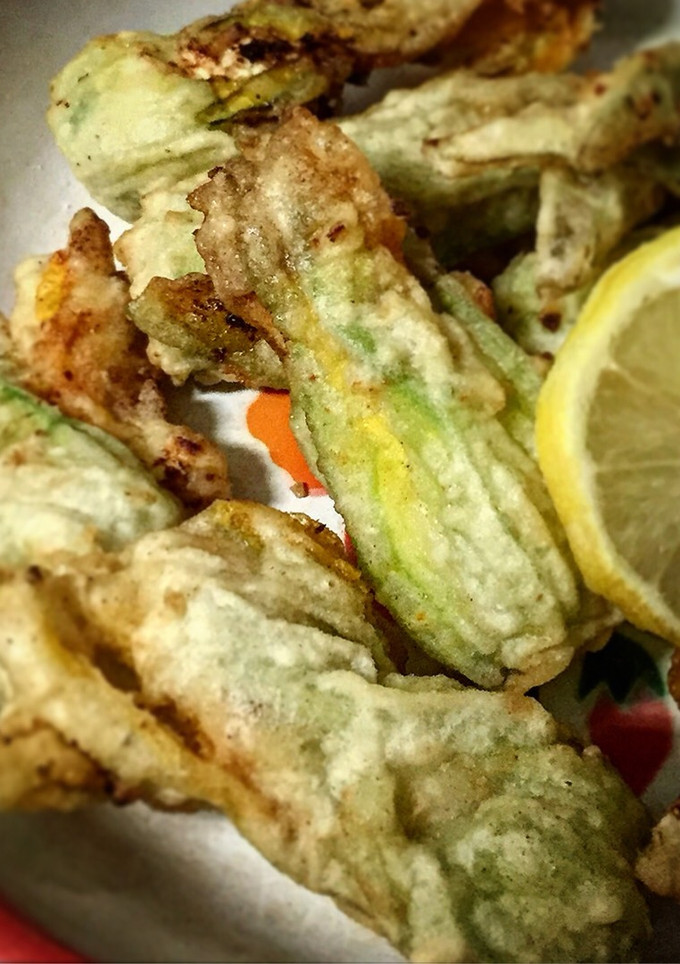 Una foto de Flores de Calabacín rellenas en Tempura