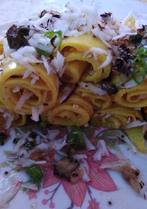 A picture of Khandvi.