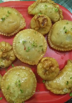 A picture of Sweet potli,gujiya, Chandrakala.