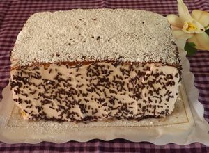 Foto principal de Bizcocho con relleno de mascarpone y castaña con frambuesas y grosellas