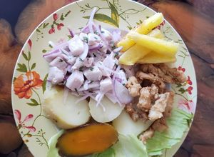 Una foto de Ceviche combinado peruano