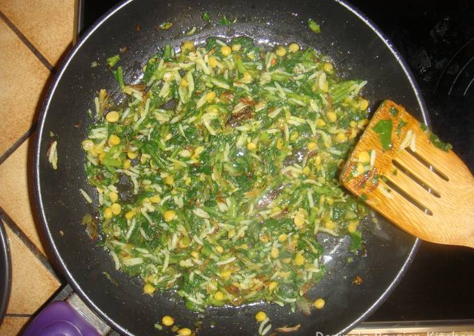 Persian Sauteed Spinach with garlic yogurt dip (بورانی اسفناج با ماست سیر دار)