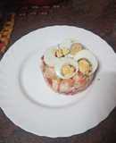 Ensalada de arroz con atún, pimiento, langostinos y huevo duro