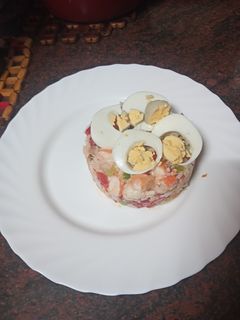 Una foto de Ensalada de arroz con atún, pimiento, langostinos y huevo duro