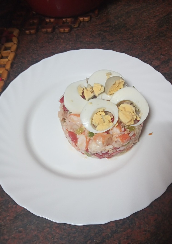 Una foto de Ensalada de arroz con atún, pimiento, langostinos y huevo duro