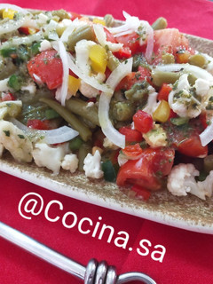Una foto de Ensalada de coliflor pimientos tricolores y habichuelas verdes