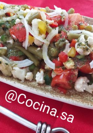 Una foto de Ensalada de coliflor pimientos tricolores y habichuelas verdes