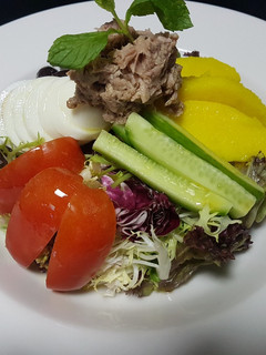 A picture of Nicoise salad.