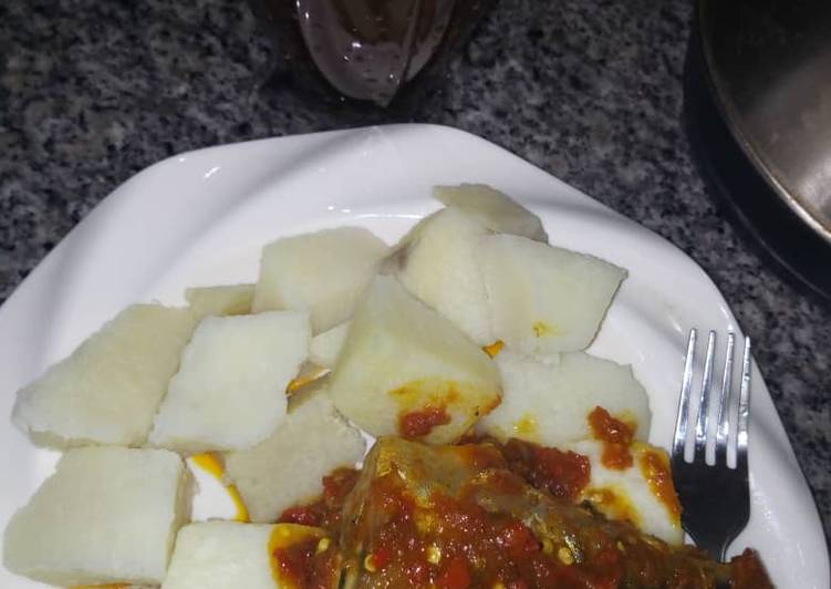 Boiled yam n sauce with tamarind drink