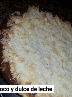 Una foto de Torta de coco y dulce de leche