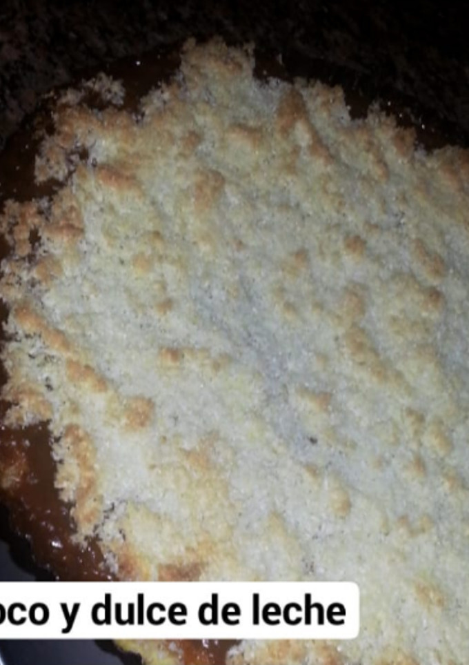 Una foto de Torta de coco y dulce de leche