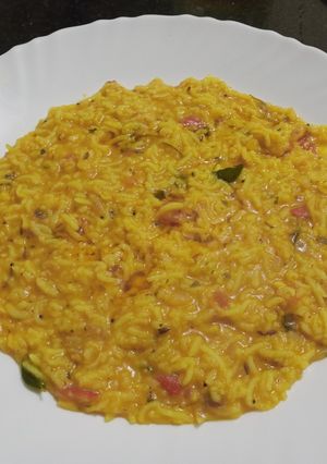 रेस्टॉरंट स्टाईल डाळ खिचडी (restaurant style dal khichdi recipe in marathi) रेसिपी चे मुख्य फोटो