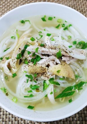 Hình của món Phở gà Hà Nội.