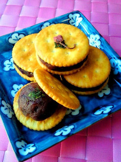 A picture of Monaka-style Adzuki Bean Cracker Sandwiches With the Aroma of Pickled Plums and Shiso Leaves.