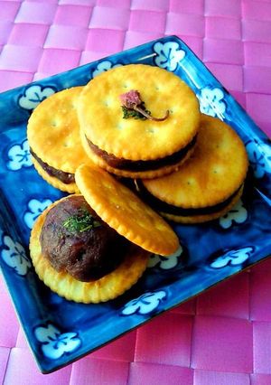A picture of Monaka-style Adzuki Bean Cracker Sandwiches With the Aroma of Pickled Plums and Shiso Leaves.