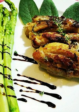 Hình của món Gà nấu bia và lá xô thơm.