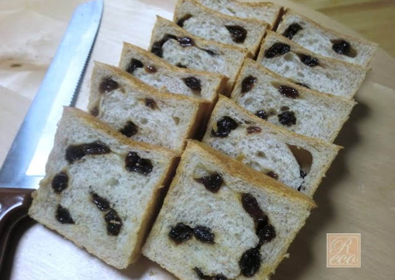 Creamy and crunchy wholemeal bread with rum and raisins
