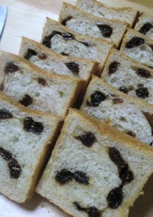 A picture of Fluffy and Crisp Whole Wheat Rum Raisin Bread.