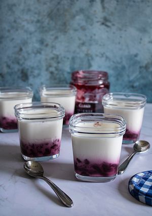 Une photo de Yaourts onctueux à la confiture