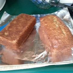 banana bread A picture of banana bread.