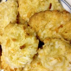 A picture of Pina Colada Macaroons.