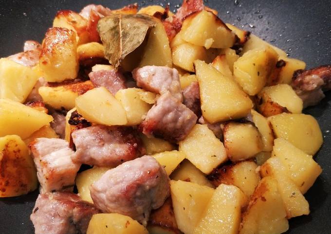 Как приготовить Тушеная картошка со свининой в сковороде рецепт пошагово