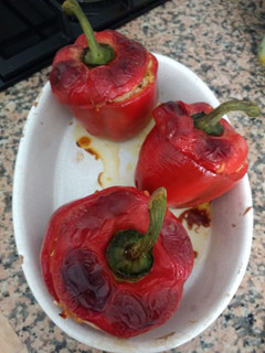 Una foto de Pimientos rellenos quinoa, setas y langostinos