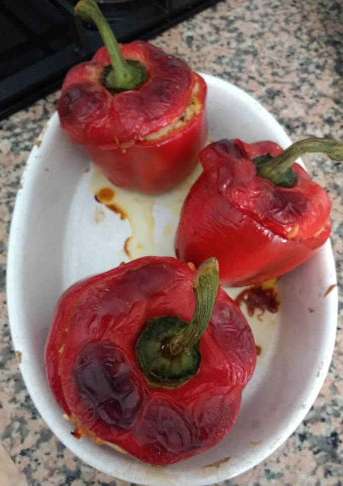 Una foto de Pimientos rellenos quinoa, setas y langostinos
