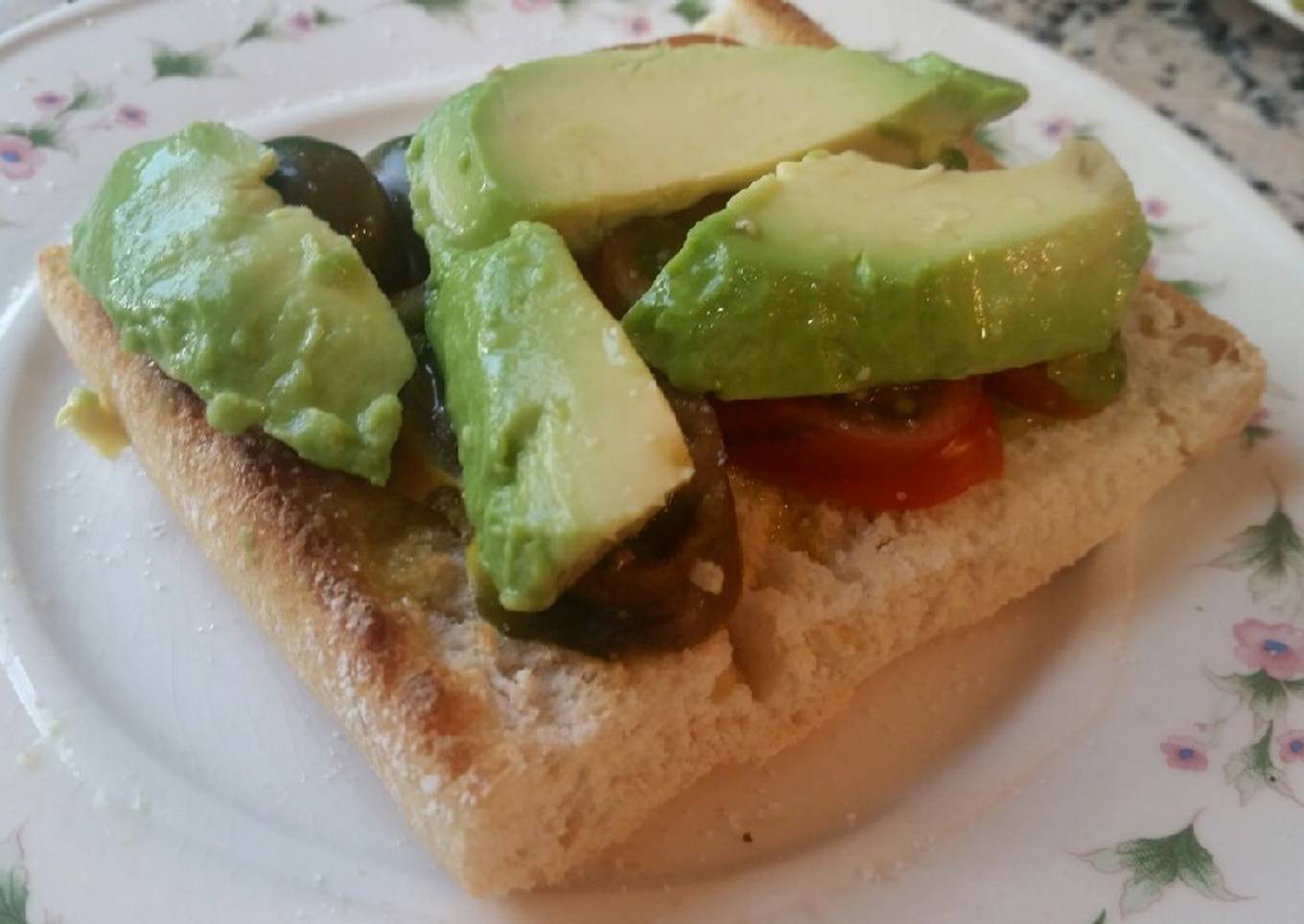 Tostadas con ajo restregado, tomate y aguacate 🥑